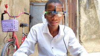 Nijerya'da lise öğrencisi, görme engelliler için sensörlü gözlük geliştirdi