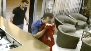 Polis memurunun bayrak hassasiyeti takdir topladı