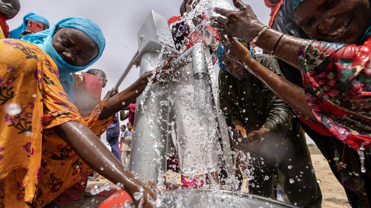Çad çöllerinde su kuyusu açılışları