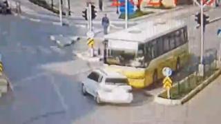 Çorum'da özel halk otobüsü ile hafif ticari araç çarpıştı: 10 yaralı