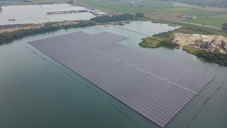 Hollanda'da yüzen güneş panelleri bölgedeki yerleşim yerlerine elektrik sağlıyor