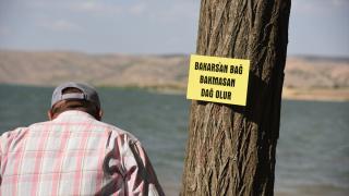 Kırıkkale'de muhtar piknikçilere poşet, eldiven ve broşür dağıttı