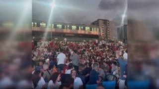 Marmaray makinisti milli maçı taraftarla beraber izledi... O anlar kamerada