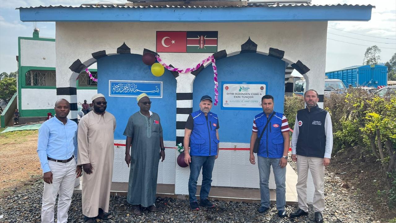 Kenya`da su kuyusu açıldı, gıda paketi dağıtıldı