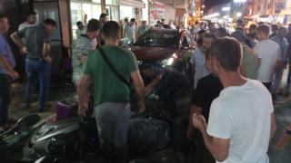 Otomobil kahvehanenin önünde oturanların arasına daldı: 11 yaralı