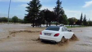Niğde'de sağanak: Yollar göle döndü