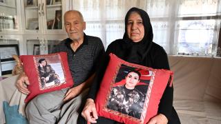 Darbecilerin şehit ettiği Sevda'nın ailesi, fotoğraflarla teselli bulmaya çalışıyor