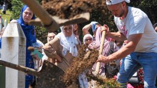 Srebrenitsa Soykırımı'nın 14 kurbanı daha toprağa verildi