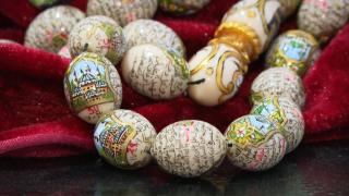 Tespih tanelerine minyatür yapıyor