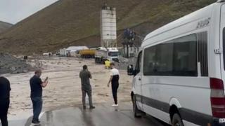 Van-Hakkari yolunda sel: Onlarca araç mahsur kaldı