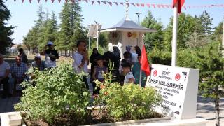 15 Temmuz kahramanı şehit Ömer Halisdemir'in kabrinde yoğunluk yaşanıyor