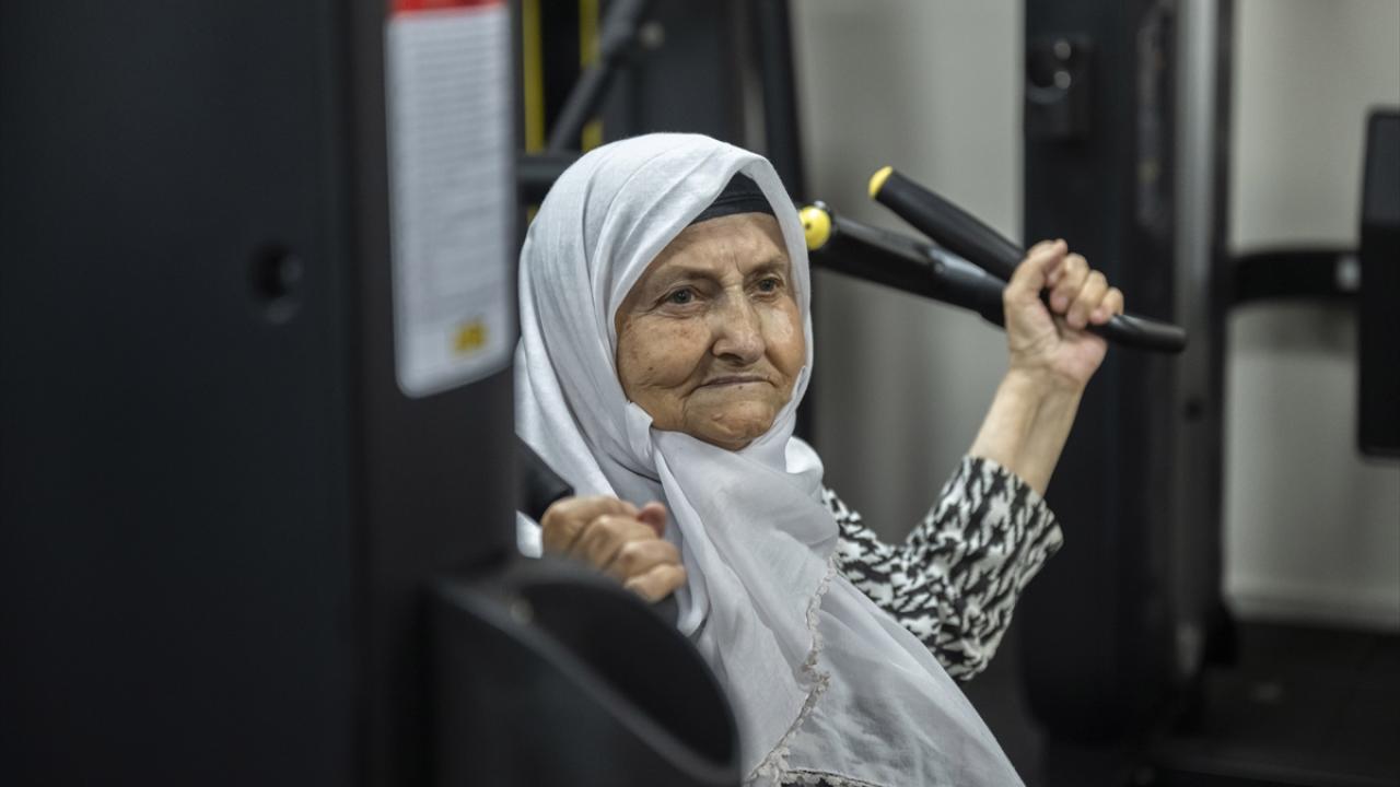 82 yaşındaki Alzheimer hastasını evinden spora olan sevgisi çıkarıyor