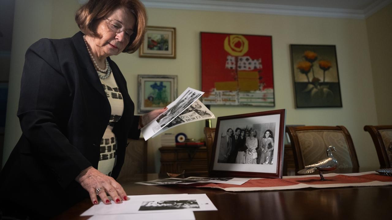 Turan Güneş, parolanın ardından saatine bakarak ayarlama yapıyor