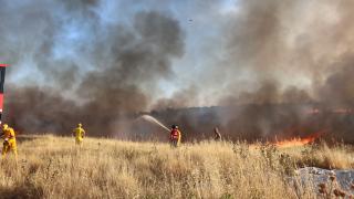 Adıyaman'da otluk alanda çıkan yangın kameraya yansıdı