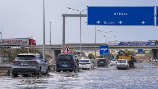 Ankara'da sağanak caddeleri göle çevirdi