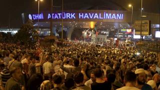 Direnişiyle tarih yazan millet, Atatürk Havalimanı'nı darbecilere bırakmadı