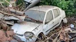 Erzurum'da sağanak sele neden oldu, otomobiller sürüklendi