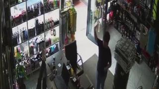 Dükkan sahibinin uyuduğunu görünce aldığı ürünün parasını masaya bıraktı