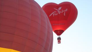 Kapadokya'da balonlar Türk bayrakları ile uçtu