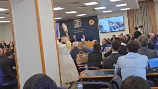 Kızını köpeklerin saldırısında kaybeden anne milletvekillerine kızının ayakkabısını gösterdi