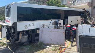 Kontrolden çıkan yolcu otobüsü eve çarptı: 1 ölü