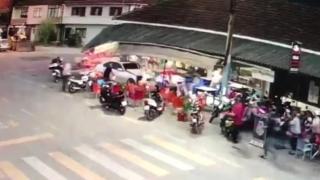 Kontrolden çıkan araç kahvehaneye girdi