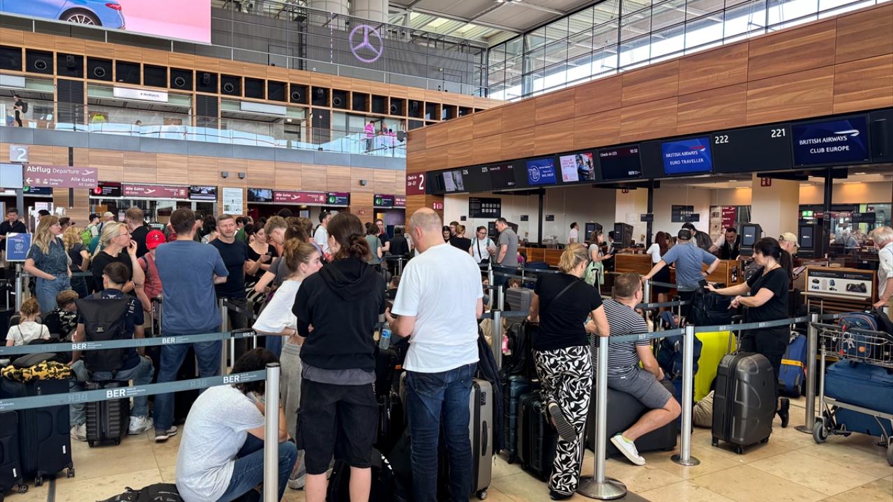 Küresel iletişim kesintisi nedeniyle dünya genelinde hava trafiği aksadı