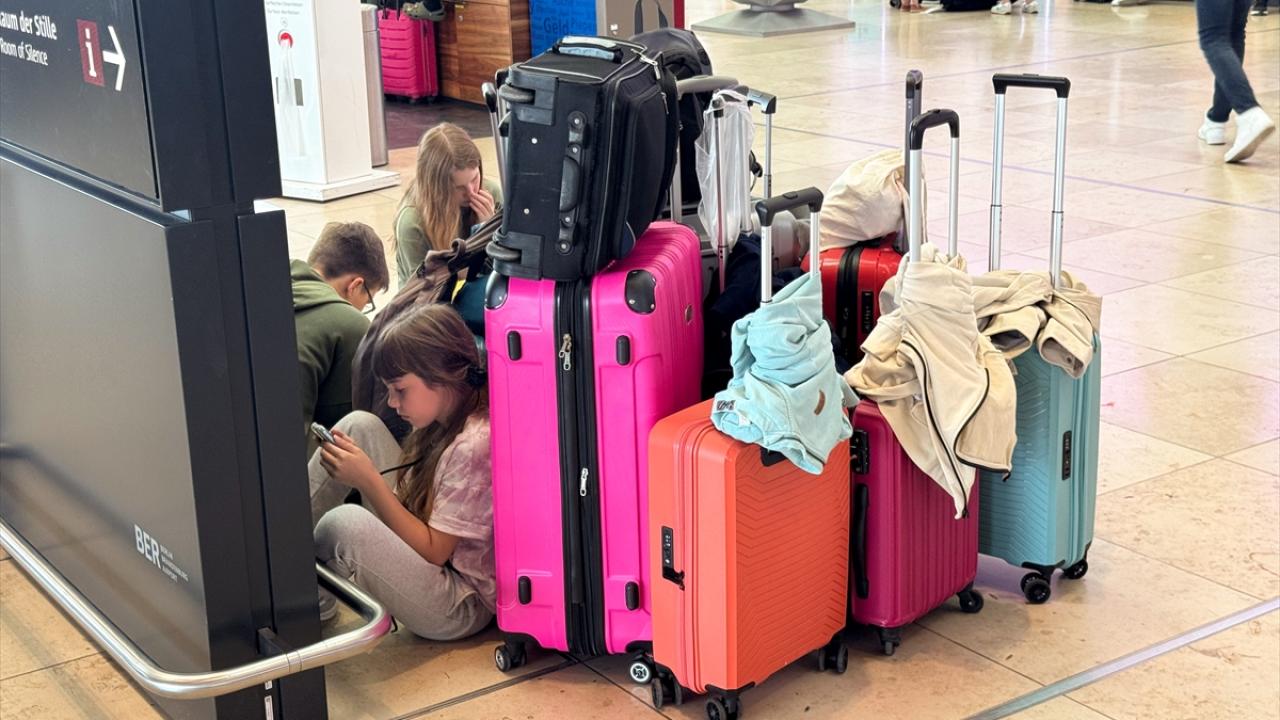 Küresel iletişim kesintisi nedeniyle dünya genelinde hava trafiği aksadı