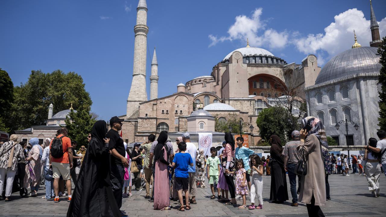 "Ayasofya`nın cami oluşundan dolayı çok mutluyuz"