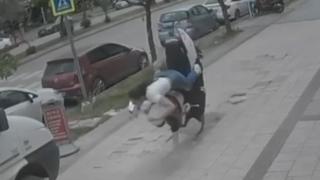 Adana'da devrilen motosikletteki 2 kişi yaralandı