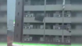 Binadan kopan beton blok aracın üzerine düştü: 1 ölü, 1 yaralı