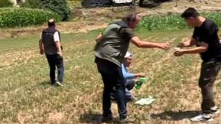 Denizlili çiftçiden zorunlu iniş yapan orman personeline 'ayran' ikramı