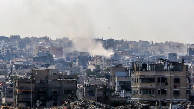 Katil İsrailin Gazze kentinde bir araca düzenlediği saldırıda 2 Filistinli hayatını kaybetti haber görseli