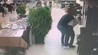 Soluk borusuna yemek kaçan müşteriyi Heimlich manevrası ile kurtardı