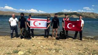 Kıbrıs Barış Harekatı'nın 50. yıl dönümünde su altında Türk ve KKTC bayrağı açıldı