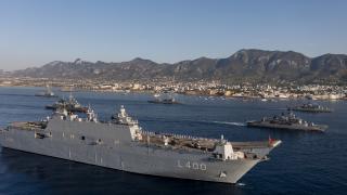 Türk donanması KKTC'de geçit töreni düzenledi