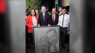 Cumhurbaşkanı Erdoğan'a annesi ile çekilen bir fotoğrafının filografi tablosu takdim edildi