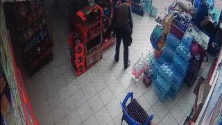 Market çamur olmasın diye terliğini çıkarıp içeri girdi