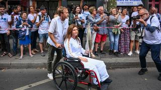 İsrail'in vurduğu gazeteci, olimpiyat meşalesini taşıdı