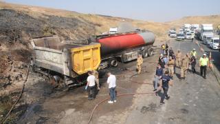 Şırnak'ta akaryakıt yüklü tır ile kamyonun çarpıştığı kaza kamerada