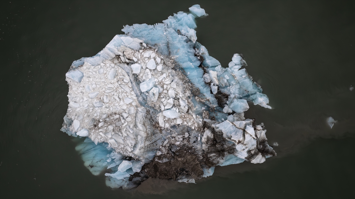 "Bresvelbreen Buzulu kütlesinde görmüş olduğumuz nehirler şeklinde akan sular erimenin acı bir göstergesi"