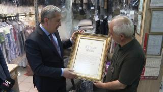 Türkiye'nin takdir ettiği kuru temizlemeciye "Ahi Esnaf Beratı" verildi