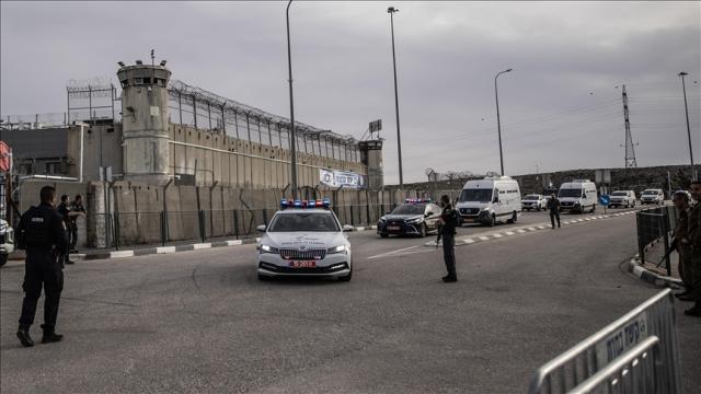 Soykırımcı İsrail'den yeni skandal: Filistinlilerin tutulduğu hapishanelere timsahlarla dolu hendek haber görseli