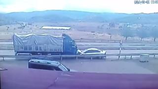 Seyir halinde ters dönen otomobile kamyon çarptı: O anlar kamerada