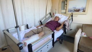 Başıboş sokak köpeğinin saldırdığı yaşlı adam yaralandı