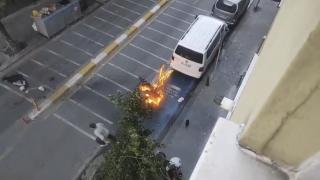 İstanbul'da yanan motosiklete binadan su döktüler