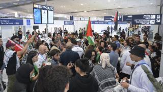 Filistinli sporcular, olimpiyatlar için geldikleri Fransa'da coşkuyla karşılandı