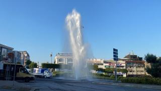 İstanbul'da su borusu patladı: Fışkıran su metrelerce yükseldi