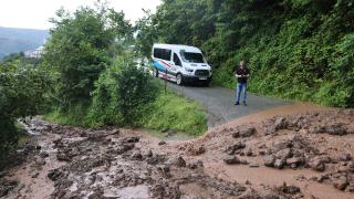 Trabzon'u sağanak vurdu: Cadde ve yollar göle döndü