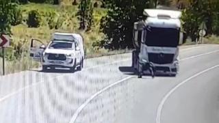 Yaralı kuşu kurtarmaya çalışan kişiye kamyon çaptı